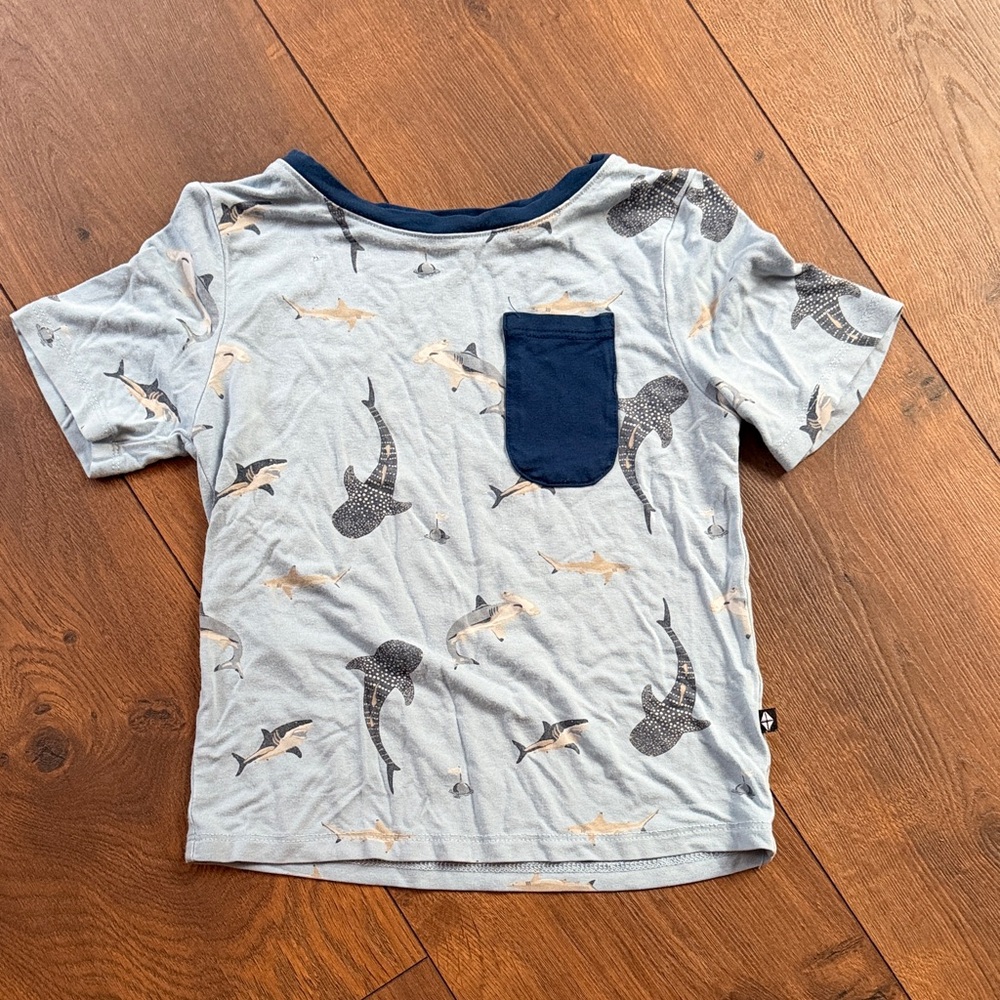 Kyte Pocket Tee size 4T 🦈